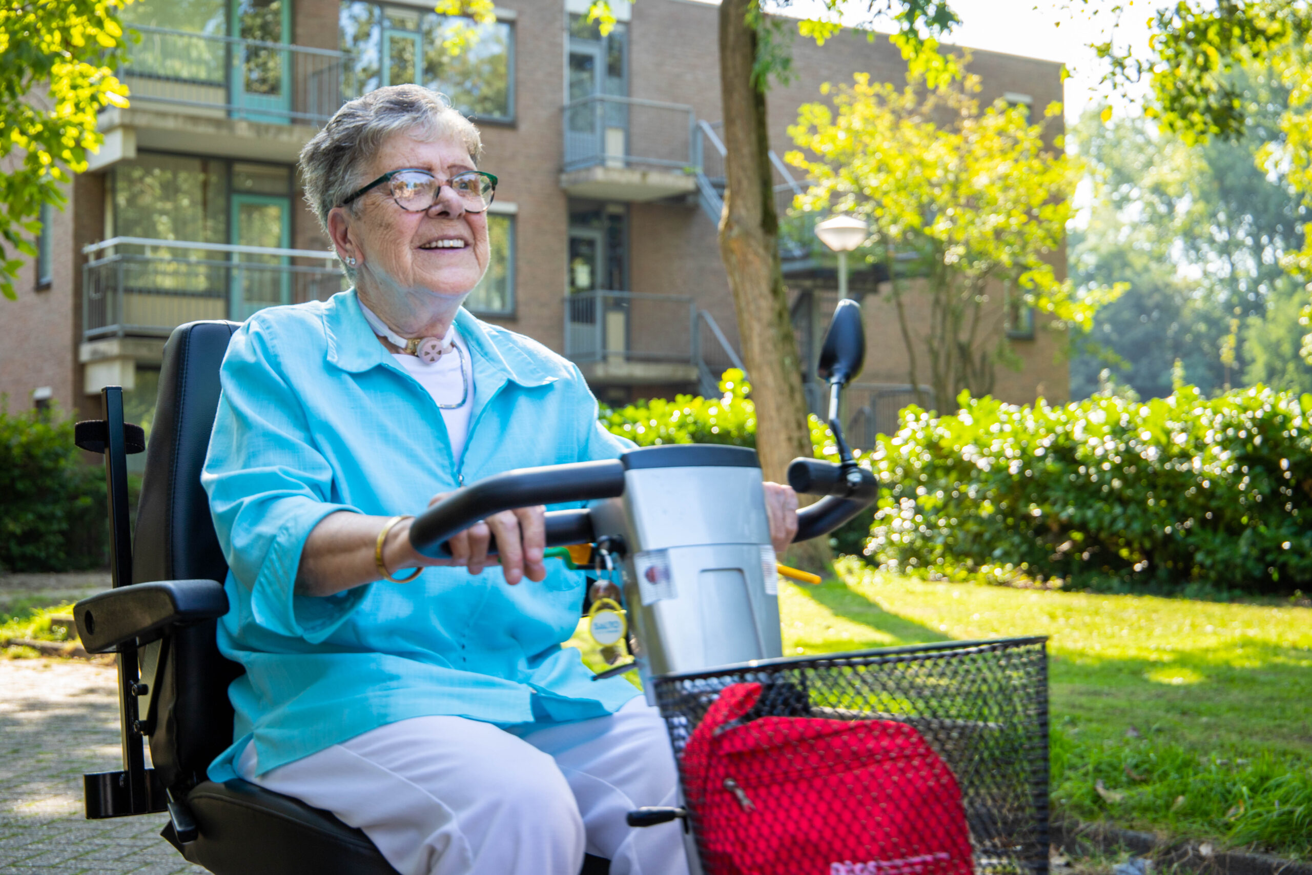 woman using freevent dualcare outdoors using electryc cycle